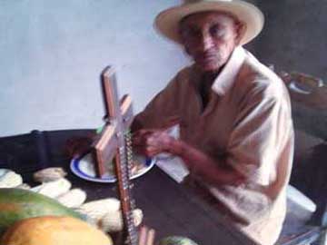 Don Joselito Cuellar Chacón sentado a la mesa desayunando